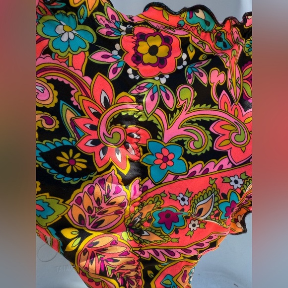 VS vibrant Floral embellished Bikini Set - Picture 6 of 8